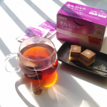 アールグレイのいい香り💞おやつはカットケーキほうじ茶。日東紅茶カフェインレスティーバッグ（アールグレイ）本来の風味をできるかぎり保ちながら化学薬品を使用しない方法でカフェイ…のInstagram画像