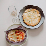 マルハニチロ・レイショクさんのCheeeeese!Pizzaとこんがりと焼いたほうれん草とベーコンのグラタン2個入りを食べました☀️お酒にぴったりのたっぷりチーズ🤤チーズとお酒はよく合いま…のInstagram画像