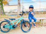 そーたん自転車デビュー♡🚲﻿そーたん、幼稚園でもストライダー乗り回してるらしい🚲もう5歳だし、同い年くらいの子が乗ってるのを見ていいなーとつぶやいてたし、ちゃんと漕いで進む自転車もそろそろ…のInstagram画像