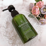 【商品紹介post】Herbal Leaforganic shampoo◆美容のプロと共同開発﻿毎日のシャンプーによる手荒れで悩んでいた、スタイリストの声を元に開発したのがハー…のInstagram画像