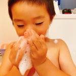 泡あそび〜🧼肌弱いのにお風呂とか泡とか大好きだよね♨︎池田さんの石けんなら泡で遊んでもしっとりしてるから大丈夫✨#neonatural #ネオナチュラル #池田さんの石…のInstagram画像