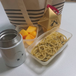 パスタ弁当。ジェノベーゼつくった🍝食後のおやつは柿とブラウニー。朝起きたらうっすら雪が積もってて、いよいよ12月だな～🎅.#ブラウニー #オーナメント #クリスマス #Christma…のInstagram画像