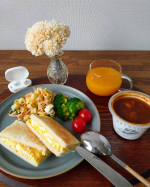 おはようございます😊【献立】■タマゴサンド■スパサラ■濃厚ボルシチスープ.今朝は軽めのワンプレート朝食にしました🥰✨.(普段人並み以上に食べるので、少し物足りないようにみえ…のInstagram画像
