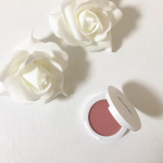 『アムリターラ　ダマスクローズ　チーク[クリーミー].3g/3300円(税抜).鮮やかな発色とツヤを叶えてくれるクリームチーク🌟.✅国産オーガニックダマスクローズ使用→ダマ…のInstagram画像