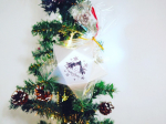 先々週に出したクリスマスツリー。飾り付けする時間の取れぬままいましたが、本日やっと飾り付けしました🎄✨毎年飾っている松ぼっくりやチェーン、イルミネーションライトの中に、今年はかわいくておいしい…のInstagram画像