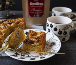 アップルクランブルケーキと一緒にルイボスティー🫖ルイボスティーが良いって聞いたので妊娠中からずっと飲んでます。でも正直最初はルイボスティー苦手でした。独特のクセがありますよね？独特の香りという…のInstagram画像