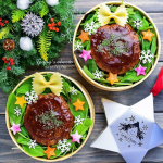 2020.12.10『クリスマス弁当』・ハンバーグ・コーンピラフ・リース風サラダコーンピラフの上にハンバーグとサラダを乗っけてみました。クリスマスリース風にしてみた…のInstagram画像