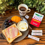 *今朝は真打ち登場の生食パンでチーハムトーストとフルーツにヨーグルト、紅茶♪ フルーツは山梨で買ってきたのとコストコのをミックスしたぶどうに頂き物の柿です。ヨーグルトは北欧はスカンジナ…のInstagram画像