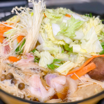 あー！寒い！寒い！そんな日は鍋！牡蠣醤油を使って鶏鍋をつくってみました。牡蠣醤油を水で薄めて具材を入れれば完成！めちゃくちゃ簡単です。広島の牡蠣から滋養とうまみ…のInstagram画像