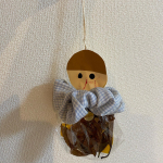 今年の冬は、コロナウイルスの影響もあり、例年より一層お出かけをしない日々。でも元気な子供たちに刺激を上げたい！ということで、「縫わずに貼るだけ！お洗濯OKな布用両面テープ」でクリス…のInstagram画像