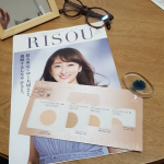 RISOUのパウダーファンデーションテスター使ってみました。始めて聞いたブランドでカタログも一緒に送ってくれました。シャンパンゴールドは細かいラメなのかなキラッとしてた。…のInstagram画像