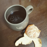 お風呂上がりにみかんとホットワイン。お風呂のあとの水分補給にみかん、その後寝酒にホットワインというのが最近の定番。ホットワインにはシナモンを入れています。美容と健康に良い組み合わせで、おいしく…のInstagram画像