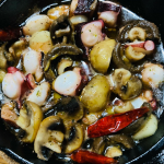 #GOYA #オリーブオイルのある暮らし #エキストラバージンオリーブオイル #monipla #goyaoliveoil_fan最近ハマっているキノコとタコのアヒージョ、ニンニクと唐辛子も入…のInstagram画像