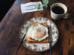 12月28日（月）朝ごはん今日の朝ごはん𓌉◯𓇋 ‎昨日の残りのカレーにチーズと目玉焼き♡娘がこの組み合わせにハマる(笑)一緒に写ってるマスクは@lohaco.jp さんのオーガ…のInstagram画像