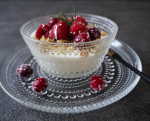 毎日ケーキ三昧してたら1キロ肥えました…😱ので軽めの朝ごはん🥣イチキロオトスノタイヘンダヨ！ヨーグルトにグラノーラ、イソマルトオリゴ糖をかけて✨このラズベリーにかかってるキラキラ…のInstagram画像