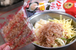 我が家のお好み焼きはお餅とチーズをいれます。今日はさらにかつおぶしを入れてみました(o^^o)1人前に対し1袋入れると美味しくなると聞いたので❤️仕上げに花かつおをたっぷりのせて出来上…のInstagram画像