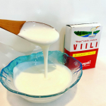 牛乳おうちでヨーグルト作った💁‍♀️ホームメイドヴィーリっていうお砂糖みたいな粉を入れて１日置いておくだけでトルコアイスみたいなびよーーーんって伸びるヨーグルトが出…のInstagram画像