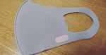KAWAGUCHIさまの、「マスク用ラベル｣重宝しています❗️このマスクラベルは貼るだけで🆗なんです。貼って１日経った後に洗濯ネットにいれて水洗いするだけ😃実はマスクラベルを貼る前に自分用に目…のInstagram画像