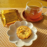 🍵🍪今日のおやつ😋🍪TIVOLI チュイールキャラメルサンド🍵黒豆茶TIVOLIのお菓子好き💛サンドされたキャラメルとろーり😆おいしい🎶お菓子って…のInstagram画像