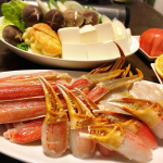 こんばんは😊大晦日の我が家は家族団欒。ネットで取り寄せた蟹で蟹鍋と鰤と鯛と雲丹のお刺身で乾杯。半年程ぶりにアルコール飲みご機嫌です。蟹のアラ使って蟹飯も炊きましたが、これが美味しかった…のInstagram画像