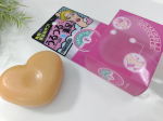 かかとやくるぶしの角質・黒ずみをくぼみのついたハート型スクラブ入り石けんで潤い＋つるつる足にしてくれるピップ株式会社さまの『足裏つるつるスクラブソープ』😊アンズ種子殻スクラブ・フルーツ…のInstagram画像