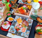 .﻿﻿.﻿﻿🦐お正月ごはん🎍﻿.﻿﻿🍱おせち三段重（@oisix ) ﻿﻿⭐お雑煮﻿﻿⭐鯛とカンパチの押し寿司🍣﻿﻿⭐️お煮しめ﻿﻿⭐️たらこ花れんこん﻿﻿⭐️牛さ…のInstagram画像