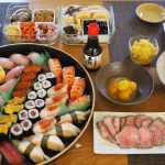 正月らしいpicも🎍ご馳走うまぁ😍寿司にローストビーフに鮑に帆立に蛸、栗きんとん、湯葉などなど前言撤回、おいしいおせちはおいしい〜😍←好きな具しか食べてないw今日使ったしょうゆは正田…のInstagram画像