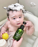 冬でも汗だくでしょっちゅう髪もビショビショになってるから、夜はしっかり洗ってます🍃（dadaが👦🏻）これはオススメの、私たちとテオ兼用で使える【髪と頭皮に優しい処方】のオーガニックシャンプ…のInstagram画像
