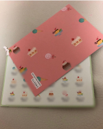 【ノンアイロンお名前シールブック】メモ帳のようなかわいくてポップな台紙で、目をひきます。冊子のようになっていて、かわいいので、娘も大喜びでした。洋服タグに貼り付ける専用のお名前シールです。…のInstagram画像
