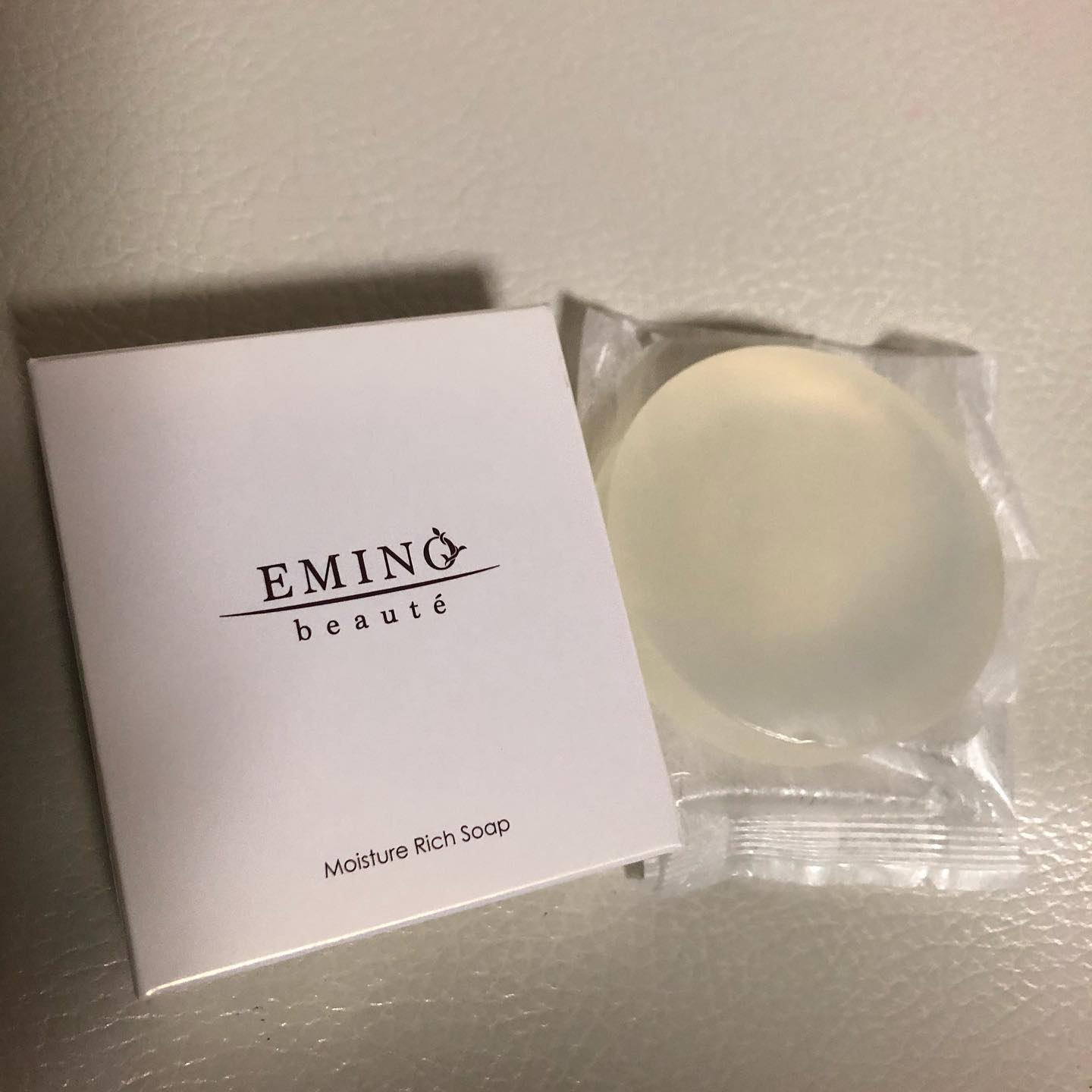 口コミ投稿：【エミーノボーテ　モイスチャーリッチソープ】パール感のある白い箱に入っています…
