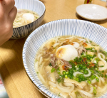 2021/01/09 今夜は、私の思い出の肉うどん😋by旦那さんお正月の餅とお揚げさんも追加して、旦那さんはさらに卵トッピング✨✨作り方も裏に書いてるし、冬キャンプで食べたら温まりそう🏕…のInstagram画像