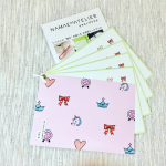 ノンアイロンお名前シールブックを使用しました✨お名前シールが冊子状に綴じられていて、保管しやすく剥がしやすい、ノンアイロンシールです😍【洋服タグ用使用】■一つひとつ手作業で丁寧に綴…のInstagram画像
