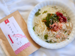 今日の昼食はいづもなでしこから販売されてる、島根県産のどくろスープを使ってアレンジそーめんを作ってみました🤗水200㏄にだしパックを1パック入れて、沸騰後3分煮出しして、茹でたそーめんの上…のInstagram画像