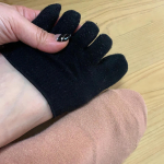 .普段からしている防寒対策は、靴下です！足の冷えは気になるけど、靴下を何枚も履いたら蒸れそう…と心配をしているときに出会ったのが、この5本指ソックスの足先だけのやーつ（名前わからないw汗を…のInstagram画像