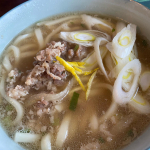 しかし寒い〜⛄️こんな日は、テレワークでの引き篭もりがしあわせです。今日のテレワークランチは肉うどん。冷凍のおうどんって、コシがあって好きです。トッピングはおねぎ&柚子。あったまりまし…のInstagram画像