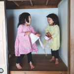 .お気に入りの押し入れに双子が書いたフラッグガーランドをつけて少し可愛く( *´艸｀)♪...ペン→ @kwgc_inc布にかけるドットペンポンッと…のInstagram画像