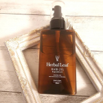 【ハーバルリーフ オーガニックヘアオイル】#ウツクシア ／u0040utukcia のハーバルリーフリピート中✨●ビタミンC誘導体によるキューティクル補修に着目したワンランク上のヘアオイル。…のInstagram画像