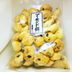 もち吉のアーモンド餅をお試しさせて頂きました。一口サイズで、子供やお年寄りの方でも安心して食べられると思いました。味は、昆布パウダーの旨味と、アーモンドクラッシュが香ばしくアクセントになり、さくさくの…のInstagram画像