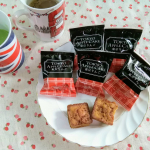 たまには優雅なティータイム☕🍰こんなおしゃれなお菓子。お土産にもらったらテンション上がっちゃう⤴😆最近知った「洋菓子のコロンバン」✨✨そして今回紹介するのがりんごのフィナンシェ『東京りん…のInstagram画像