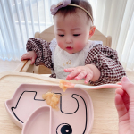 .キューピーBFのくだもの食べさせてみた🍎👶🏻.スプーンであげてるのに手で掴もうとするからべちゃべちゃ😂..お皿は @donebydeer_japan のシリコンプ…のInstagram画像