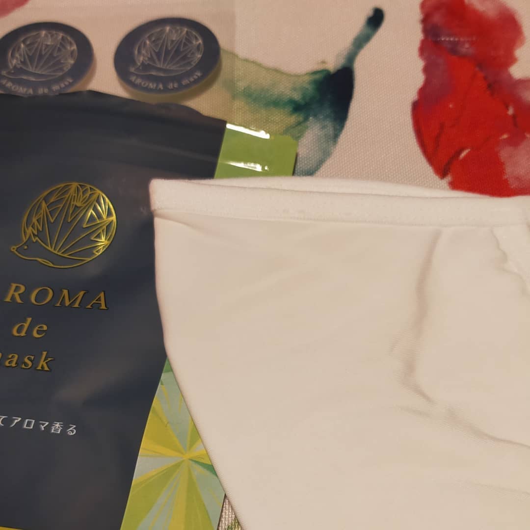 口コミ投稿：ARoma de maskシールをシートからはがし、不織布マスクや布マスクの外側に貼って使用…