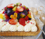 おはようございます🌞妹と姪っ子ちゃん達のために見た目重視の食べにくいタルト作りました😂いちごとラズベリー、ブルーベリー、ピオーネ、オレンジ🧡この時期に葡萄🍇？と思ったそこのあーた！…のInstagram画像