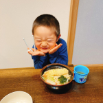 キンレイさんのお水がいらない海老天うどん！つゆも麺も海老天もひと塊に冷凍されてる🤣凍ったままお鍋に入れて煮込むだけ、8分くらい⏰簡単に3人分用意できました✨…のInstagram画像