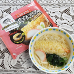 スープ・麺・具材がひとつに冷凍された、キンレイの「お水がいらない」シリーズ。今回は思い出たっぷりの『海老天うどん』です。海老天うどんは娘の大好物。小さい時、うどんにのった海老天が嬉しす…のInstagram画像