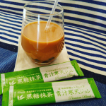 .先日頂いた黒糖抹茶青汁寒天ジュレ、早速アレンジしてみました♪そのままでも美味しいけれど、その味と見た目を活かして♡◉ミルクティー タピオカ風◉①ミルクティーを作って冷やす…のInstagram画像