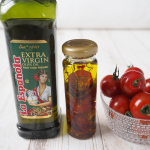 セミドライトマトを作ってオリーブオイル漬けにしました😍🍅細長い便に入れたらなんかオシャレ✨あれ、アレっぽいよねちょっと前流行った花とオイル入れるやつ…オリーブオイルはラエスパニョー…のInstagram画像