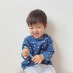 ⠀u0040curaproxjapan samaの歯ブラシ　クラプロックスを使用してみました❤︎ともくんが持っているのは0歳から6歳のお子様用歯ブラシ✨グリップ部分がカ…のInstagram画像