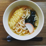 なべやき屋キンレイ様より、冷凍の「お水がいらない海老天うどん」をいただきました。関西風の薄口でさっぱりとした出汁で、ノスタルジーを感じるお味です。子供の時土曜日の昼ごはんにお母さんが作って…のInstagram画像