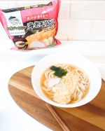 株式会社キンレイさんのお水がいらない　海老天うどんを食べました🎶..「海老天うどん」これ食べると必ず思い出すのが受験勉強（笑）😅💦私の夜食の定番は「海老天うどん」だったんです🍤…のInstagram画像