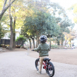 キックバイクの練習🚲﻿﻿自転車デビュー初日は、ブレーキや押し歩きを頑張った息子。﻿﻿今回は一歩進んで、跨いでキックにトライしました✨﻿﻿﻿重さがあるのでフラフラしながらです…のInstagram画像